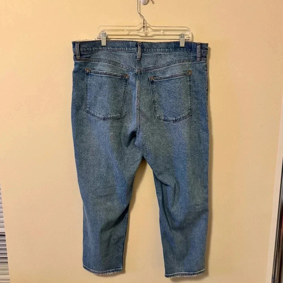 NWT ABERCROMBIE & FITCH DENIM  - THE MOM HIGH RISE - SIZE 34S (18S) -DISTRESSED - Picture 2 of 8